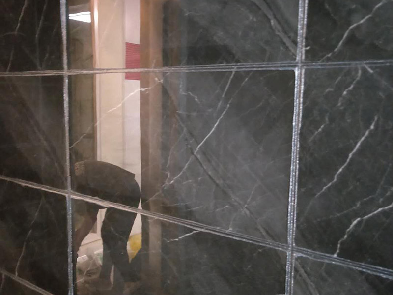 衛(wèi)生間美縫施工：使用用開槽器/平口螺絲刀/勾縫刀，清理瓷磚縫隙內(nèi)灰塵及垃圾，這一步需要力度適中，不要用蠻力，不然可能存在崩壞瓷磚的風險。然后用吸塵器，掃把或者抹布清理干凈。，建議縫隙在1.5到2mm深度合適。縫隙清理干凈后， 擰開管蓋裝上混合管，管頭卡在膠槍的卡口上。裝好混合管后，從下方用美工刀斜切45度角，切記開口要比瓷磚縫隙小，如果本身瓷磚縫隙比較小，可以不用切膠嘴。首先打出30-40CM美縫劑余料，然后沿著瓷磚縫隙開始施工，在施工的時候一定要美縫劑填充滿瓷磚縫隙，不然后續(xù)可能會發(fā)生塌陷。瓷磚縫隙打膠方法先豎后橫，沿著縫隙均勻打出美縫劑.一般有些師傅打出3-5米時停下，開始用壓邊球壓縫，十字交叉口處多壓幾次，這樣會很美觀。壓縫的工具比較多，可用刮板或者壓縫 鋼球、手指套沿著縫隙壓出 U型面就可以了