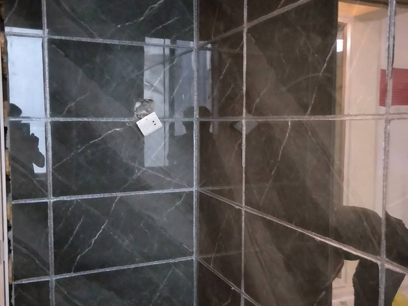 衛(wèi)生間美縫施工：使用用開槽器/平口螺絲刀/勾縫刀，清理瓷磚縫隙內(nèi)灰塵及垃圾，這一步需要力度適中，不要用蠻力，不然可能存在崩壞瓷磚的風險。然后用吸塵器，掃把或者抹布清理干凈。，建議縫隙在1.5到2mm深度合適?？p隙清理干凈后， 擰開管蓋裝上混合管，管頭卡在膠槍的卡口上。裝好混合管后，從下方用美工刀斜切45度角，切記開口要比瓷磚縫隙小，如果本身瓷磚縫隙比較小，可以不用切膠嘴。首先打出30-40CM美縫劑余料，然后沿著瓷磚縫隙開始施工，在施工的時候一定要美縫劑填充滿瓷磚縫隙，不然后續(xù)可能會發(fā)生塌陷。瓷磚縫隙打膠方法先豎后橫，沿著縫隙均勻打出美縫劑.一般有些師傅打出3-5米時停下，開始用壓邊球壓縫，十字交叉口處多壓幾次，這樣會很美觀。壓縫的工具比較多，可用刮板或者壓縫 鋼球、手指套沿著縫隙壓出 U型面就可以了