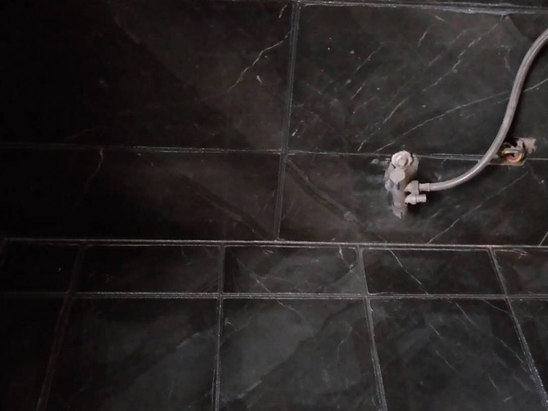 衛(wèi)生間美縫施工：使用用開槽器/平口螺絲刀/勾縫刀，清理瓷磚縫隙內(nèi)灰塵及垃圾，這一步需要力度適中，不要用蠻力，不然可能存在崩壞瓷磚的風險。然后用吸塵器，掃把或者抹布清理干凈。，建議縫隙在1.5到2mm深度合適。縫隙清理干凈后， 擰開管蓋裝上混合管，管頭卡在膠槍的卡口上。裝好混合管后，從下方用美工刀斜切45度角，切記開口要比瓷磚縫隙小，如果本身瓷磚縫隙比較小，可以不用切膠嘴。首先打出30-40CM美縫劑余料，然后沿著瓷磚縫隙開始施工，在施工的時候一定要美縫劑填充滿瓷磚縫隙，不然后續(xù)可能會發(fā)生塌陷。瓷磚縫隙打膠方法先豎后橫，沿著縫隙均勻打出美縫劑.一般有些師傅打出3-5米時停下，開始用壓邊球壓縫，十字交叉口處多壓幾次，這樣會很美觀。壓縫的工具比較多，可用刮板或者壓縫 鋼球、手指套沿著縫隙壓出 U型面就可以了