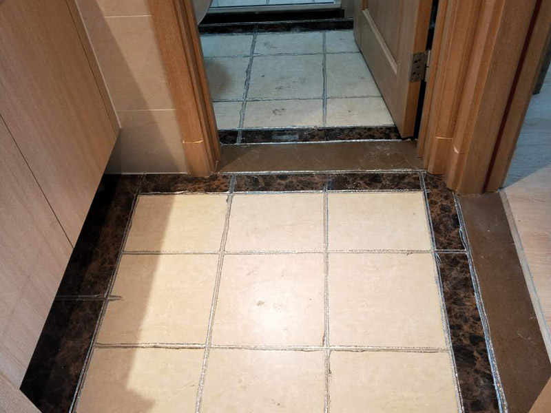 地磚美縫處理:使用用開槽器/平口螺絲刀/勾縫刀，清理瓷磚縫隙內(nèi)灰塵及垃圾，這一步需要力度適中，不要用蠻力，不然可能存在崩壞瓷磚的風(fēng)險。然后用吸塵器，掃把或者抹布清理干凈。，建議縫隙在1.5到2mm深度合適?？p隙清理干凈后， 擰開管蓋裝上混合管，管頭卡在膠槍的卡口上。裝好混合管后，從下方用美工刀斜切45度角，切記開口要比瓷磚縫隙小，如果本身瓷磚縫隙比較小，可以不用切膠嘴。首先打出30-40CM美縫劑余料，然后沿著瓷磚縫隙開始施工，在施工的時候一定要美縫劑填充滿瓷磚縫隙，不然后續(xù)可能會發(fā)生塌陷。瓷磚縫隙打膠