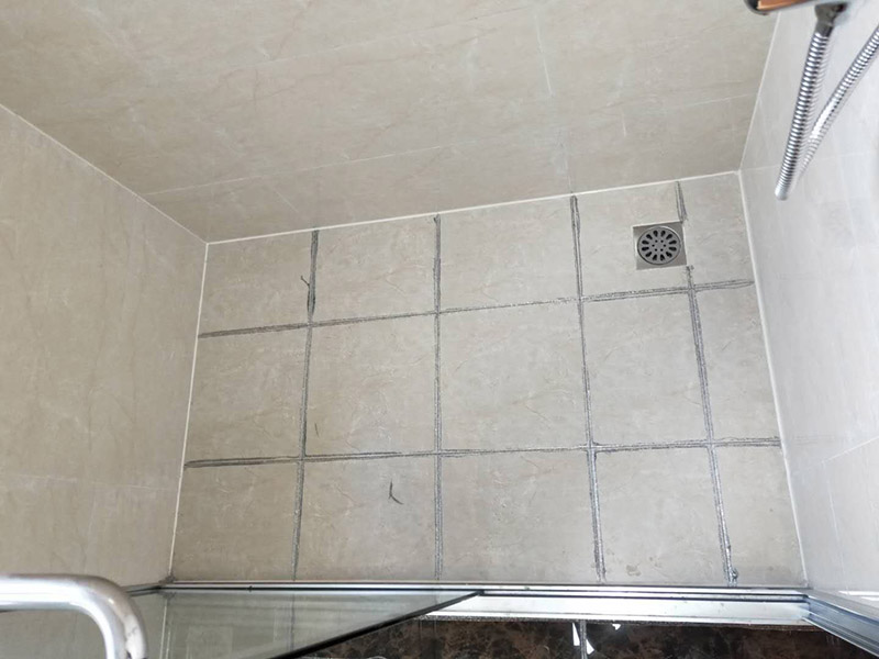 地磚美縫處理:使用用開槽器/平口螺絲刀/勾縫刀，清理瓷磚縫隙內(nèi)灰塵及垃圾，這一步需要力度適中，不要用蠻力，不然可能存在崩壞瓷磚的風(fēng)險。然后用吸塵器，掃把或者抹布清理干凈。，建議縫隙在1.5到2mm深度合適?？p隙清理干凈后， 擰開管蓋裝上混合管，管頭卡在膠槍的卡口上。裝好混合管后，從下方用美工刀斜切45度角，切記開口要比瓷磚縫隙小，如果本身瓷磚縫隙比較小，可以不用切膠嘴。首先打出30-40CM美縫劑余料，然后沿著瓷磚縫隙開始施工，在施工的時候一定要美縫劑填充滿瓷磚縫隙，不然后續(xù)可能會發(fā)生塌陷。瓷磚縫隙打膠