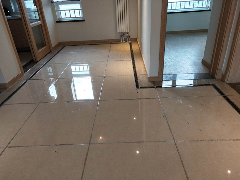 地磚美縫處理:使用用開槽器/平口螺絲刀/勾縫刀，清理瓷磚縫隙內(nèi)灰塵及垃圾，這一步需要力度適中，不要用蠻力，不然可能存在崩壞瓷磚的風(fēng)險。然后用吸塵器，掃把或者抹布清理干凈。，建議縫隙在1.5到2mm深度合適?？p隙清理干凈后， 擰開管蓋裝上混合管，管頭卡在膠槍的卡口上。裝好混合管后，從下方用美工刀斜切45度角，切記開口要比瓷磚縫隙小，如果本身瓷磚縫隙比較小，可以不用切膠嘴。首先打出30-40CM美縫劑余料，然后沿著瓷磚縫隙開始施工，在施工的時候一定要美縫劑填充滿瓷磚縫隙，不然后續(xù)可能會發(fā)生塌陷。瓷磚縫隙打膠