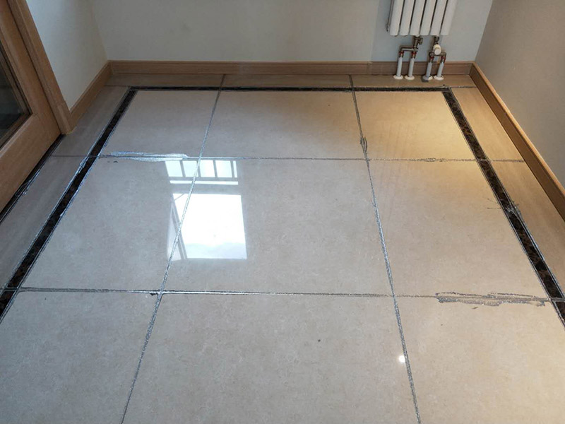 地磚美縫處理:使用用開槽器/平口螺絲刀/勾縫刀，清理瓷磚縫隙內(nèi)灰塵及垃圾，這一步需要力度適中，不要用蠻力，不然可能存在崩壞瓷磚的風(fēng)險。然后用吸塵器，掃把或者抹布清理干凈。，建議縫隙在1.5到2mm深度合適?？p隙清理干凈后， 擰開管蓋裝上混合管，管頭卡在膠槍的卡口上。裝好混合管后，從下方用美工刀斜切45度角，切記開口要比瓷磚縫隙小，如果本身瓷磚縫隙比較小，可以不用切膠嘴。首先打出30-40CM美縫劑余料，然后沿著瓷磚縫隙開始施工，在施工的時候一定要美縫劑填充滿瓷磚縫隙，不然后續(xù)可能會發(fā)生塌陷。瓷磚縫隙打膠