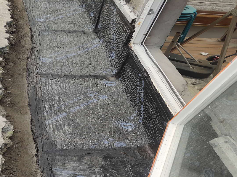 墻壁滲水維修：清理裂縫上及周邊的灰塵等垃圾（可用清潔球等清理），發(fā)現(xiàn)裂縫周邊有松動的應(yīng)鑿除，并用水徹底沖刷干凈。 用普通水泥（不用加黃砂，為配合外墻面原有真石漆顏色，可在水泥中適量加入黃粉、哈巴粉等顏料，適量進行調(diào)配，盡量接近原有真石漆面層顏色），再加上建筑用881等膠水（不用加水），直接進行調(diào)配。(膠水用量不大，盡量使用好些，如使用貼石膏線的，價格誤差不大)，可根據(jù)天氣溫度等情況來調(diào)配水泥漿的稠度，填縫的可適當(dāng)稀些。 施工時應(yīng)先進行填縫施工、縫必須灌實，在縫填實后需擴大縫一邊寬30mm左右，厚約6mm的同材料面層，形成坡比（塌邊）。 在窗角處的裂縫，可把調(diào)配好的水泥漿做成半徑30-50mm的圓弧形，來增加裂縫處的厚度，同時有利于排水。 待水泥硬化（干燥后）進行防水劑施工，涂刷需2遍，不得有遺漏。