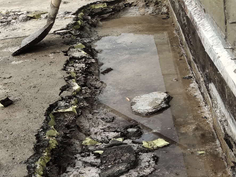 墻壁滲水維修：清理裂縫上及周邊的灰塵等垃圾（可用清潔球等清理），發(fā)現(xiàn)裂縫周邊有松動的應(yīng)鑿除，并用水徹底沖刷干凈。 用普通水泥（不用加黃砂，為配合外墻面原有真石漆顏色，可在水泥中適量加入黃粉、哈巴粉等顏料，適量進行調(diào)配，盡量接近原有真石漆面層顏色），再加上建筑用881等膠水（不用加水），直接進行調(diào)配。(膠水用量不大，盡量使用好些，如使用貼石膏線的，價格誤差不大)，可根據(jù)天氣溫度等情況來調(diào)配水泥漿的稠度，填縫的可適當(dāng)稀些。 施工時應(yīng)先進行填縫施工、縫必須灌實，在縫填實后需擴大縫一邊寬30mm左右，厚約6mm的同材料面層，形成坡比（塌邊）。 在窗角處的裂縫，可把調(diào)配好的水泥漿做成半徑30-50mm的圓弧形，來增加裂縫處的厚度，同時有利于排水。 待水泥硬化（干燥后）進行防水劑施工，涂刷需2遍，不得有遺漏。