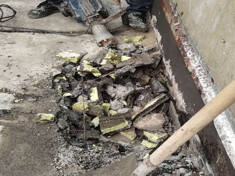 墻壁滲水維修：清理裂縫上及周邊的灰塵等垃圾（可用清潔球等清理），發(fā)現(xiàn)裂縫周邊有松動的應(yīng)鑿除，并用水徹底沖刷干凈。 用普通水泥（不用加黃砂，為配合外墻面原有真石漆顏色，可在水泥中適量加入黃粉、哈巴粉等顏料，適量進行調(diào)配，盡量接近原有真石漆面層顏色），再加上建筑用881等膠水（不用加水），直接進行調(diào)配。(膠水用量不大，盡量使用好些，如使用貼石膏線的，價格誤差不大)，可根據(jù)天氣溫度等情況來調(diào)配水泥漿的稠度，填縫的可適當(dāng)稀些。 施工時應(yīng)先進行填縫施工、縫必須灌實，在縫填實后需擴大縫一邊寬30mm左右，厚約6mm的同材料面層，形成坡比（塌邊）。 在窗角處的裂縫，可把調(diào)配好的水泥漿做成半徑30-50mm的圓弧形，來增加裂縫處的厚度，同時有利于排水。 待水泥硬化（干燥后）進行防水劑施工，涂刷需2遍，不得有遺漏。