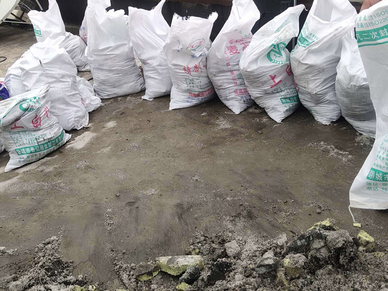 墻壁滲水維修：清理裂縫上及周邊的灰塵等垃圾（可用清潔球等清理），發(fā)現(xiàn)裂縫周邊有松動的應(yīng)鑿除，并用水徹底沖刷干凈。 用普通水泥（不用加黃砂，為配合外墻面原有真石漆顏色，可在水泥中適量加入黃粉、哈巴粉等顏料，適量進行調(diào)配，盡量接近原有真石漆面層顏色），再加上建筑用881等膠水（不用加水），直接進行調(diào)配。(膠水用量不大，盡量使用好些，如使用貼石膏線的，價格誤差不大)，可根據(jù)天氣溫度等情況來調(diào)配水泥漿的稠度，填縫的可適當(dāng)稀些。 施工時應(yīng)先進行填縫施工、縫必須灌實，在縫填實后需擴大縫一邊寬30mm左右，厚約6mm的同材料面層，形成坡比（塌邊）。 在窗角處的裂縫，可把調(diào)配好的水泥漿做成半徑30-50mm的圓弧形，來增加裂縫處的厚度，同時有利于排水。 待水泥硬化（干燥后）進行防水劑施工，涂刷需2遍，不得有遺漏。