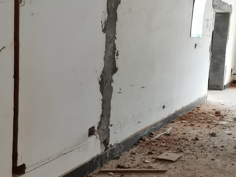 墻壁電路開槽：1.劃線路。根據(jù)要改的方案畫好線路,線路采用橫平豎直的方法規(guī)劃。 2.無齒鋸開槽。根據(jù)線路用無齒鋸開槽,在墻面上切出線路。 3.加水。再需要開槽的墻面上加點(diǎn)水,且在切得過程中一直加水,防止刀片過熱。 4.沖槽。用電錘將切好的墻面沖出溝槽,注意力度與角度,盡量沖的規(guī)整。 5.清理槽。將沖出的溝槽進(jìn)行清理,將易掉的地方都打下來。