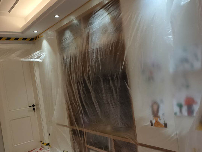 墻面翻新家具成品保護(hù):在墻面翻新前，需要先將舊漆面鏟除干凈，之后在進(jìn)行打磨，將墻面的浮沉雜物都清理干凈。如果墻面有凹凸不平的情況，要先用膩?zhàn)有扪a(bǔ)，如果墻面出現(xiàn)空鼓的現(xiàn)象，也要將整面的墻皮進(jìn)行鏟除，在做后續(xù)的處理。基層做完后，需要將施工區(qū)域的家具物件移除，避免在翻新過(guò)程中，使家具受到損傷。在刮膩?zhàn)又?，先用尺子檢測(cè)一下墻面的平整度。在施工時(shí)，對(duì)不平整的地方進(jìn)行多次涂刮，修補(bǔ)好不平整的區(qū)域。一般膩?zhàn)庸蝺杀榧纯?，每次膩?zhàn)庸瓮旰笠M(jìn)行打磨，可以讓墻面更加光滑。膩?zhàn)痈赏负?，再?duì)墻面進(jìn)行油漆涂刷。底漆要先刷，施工力度要均勻，這樣漆膜厚度也相對(duì)一致，然后開(kāi)始面漆施工。一定要讓漆面自然干透。