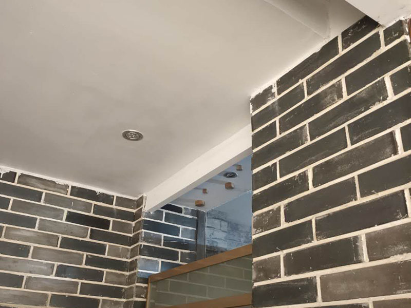 墻面翻新家具成品保護(hù):在墻面翻新前，需要先將舊漆面鏟除干凈，之后在進(jìn)行打磨，將墻面的浮沉雜物都清理干凈。如果墻面有凹凸不平的情況，要先用膩?zhàn)有扪a(bǔ)，如果墻面出現(xiàn)空鼓的現(xiàn)象，也要將整面的墻皮進(jìn)行鏟除，在做后續(xù)的處理。基層做完后，需要將施工區(qū)域的家具物件移除，避免在翻新過(guò)程中，使家具受到損傷。在刮膩?zhàn)又?，先用尺子檢測(cè)一下墻面的平整度。在施工時(shí)，對(duì)不平整的地方進(jìn)行多次涂刮，修補(bǔ)好不平整的區(qū)域。一般膩?zhàn)庸蝺杀榧纯?，每次膩?zhàn)庸瓮旰笠M(jìn)行打磨，可以讓墻面更加光滑。膩?zhàn)痈赏负?，再?duì)墻面進(jìn)行油漆涂刷。底漆要先刷，施工力度要均勻，這樣漆膜厚度也相對(duì)一致，然后開(kāi)始面漆施工。一定要讓漆面自然干透。