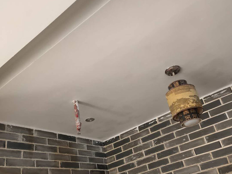 墻面翻新家具成品保護(hù):在墻面翻新前，需要先將舊漆面鏟除干凈，之后在進(jìn)行打磨，將墻面的浮沉雜物都清理干凈。如果墻面有凹凸不平的情況，要先用膩?zhàn)有扪a(bǔ)，如果墻面出現(xiàn)空鼓的現(xiàn)象，也要將整面的墻皮進(jìn)行鏟除，在做后續(xù)的處理?；鶎幼鐾旰螅枰獙⑹┕^(qū)域的家具物件移除，避免在翻新過(guò)程中，使家具受到損傷。在刮膩?zhàn)又?，先用尺子檢測(cè)一下墻面的平整度。在施工時(shí)，對(duì)不平整的地方進(jìn)行多次涂刮，修補(bǔ)好不平整的區(qū)域。一般膩?zhàn)庸蝺杀榧纯?，每次膩?zhàn)庸瓮旰笠M(jìn)行打磨，可以讓墻面更加光滑。膩?zhàn)痈赏负螅賹?duì)墻面進(jìn)行油漆涂刷。底漆要先刷，施工力度要均勻，這樣漆膜厚度也相對(duì)一致，然后開(kāi)始面漆施工。一定要讓漆面自然干透。