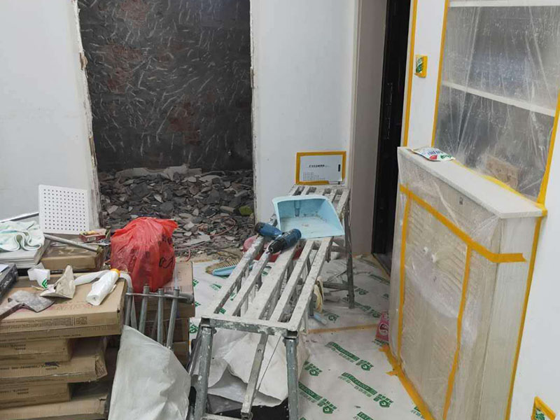 廚房拆除重裝：墻面上應(yīng)該還有些其他東西，比如掛毛巾的架子，放廚具的架子等等。先把這些物品都小心翼翼的拆下來，還原一面光潔的墻面，才好進(jìn)行拆卸工作。拆卸的時候要先從墻低的第一塊磚開始拆卸，要是直接隨便從上面那一塊拆卸，拆到一半就會擋住下面的瓷磚，讓下面的瓷磚不好拆了。先用垂子敲最下面的那塊磚，把瓷磚敲松動。送動后，再用戴了手套的手把瓷磚拿下來，小心碎了瓷磚不要劃到手了。墻面內(nèi)有些地方會走一些管道，有煤氣管道，有電線管道，水管，網(wǎng)線等等。要注意這些管道，不要把墻里面的管道破壞了，不然拆了瓷磚又惹了新的問題要處理。