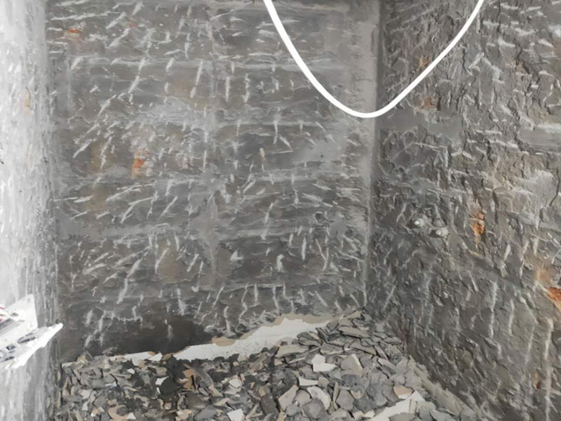 廚房拆除重裝：墻面上應(yīng)該還有些其他東西，比如掛毛巾的架子，放廚具的架子等等。先把這些物品都小心翼翼的拆下來，還原一面光潔的墻面，才好進(jìn)行拆卸工作。拆卸的時候要先從墻低的第一塊磚開始拆卸，要是直接隨便從上面那一塊拆卸，拆到一半就會擋住下面的瓷磚，讓下面的瓷磚不好拆了。先用垂子敲最下面的那塊磚，把瓷磚敲松動。送動后，再用戴了手套的手把瓷磚拿下來，小心碎了瓷磚不要劃到手了。墻面內(nèi)有些地方會走一些管道，有煤氣管道，有電線管道，水管，網(wǎng)線等等。要注意這些管道，不要把墻里面的管道破壞了，不然拆了瓷磚又惹了新的問題要處理。