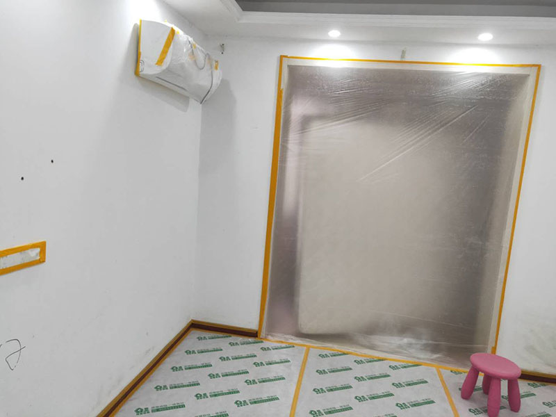 家具地面成品保護：1、墻地面瓷磚，在鋪貼未干固的情況下，不要急于勾縫，以免人為的造成瓷磚松動、高低不平，影響施工效果。 2、地面瓷磚干固前，不要在上面走動、堆放雜物，以免造成瓷磚松動、高低不平。 3、地面瓷磚鋪貼完后，使用成品保護膜覆蓋磚面。 既可以防止裝修時的沙子磨傷地面，同時也能有效的防止油漆涂料等有色液體滴落磚面，造成地面污染。