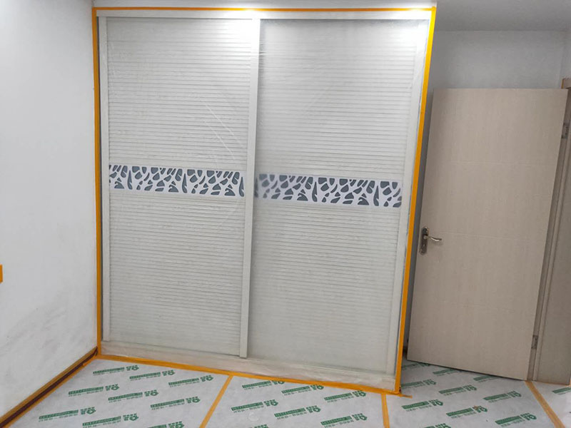 家具地面成品保護：1、墻地面瓷磚，在鋪貼未干固的情況下，不要急于勾縫，以免人為的造成瓷磚松動、高低不平，影響施工效果。 2、地面瓷磚干固前，不要在上面走動、堆放雜物，以免造成瓷磚松動、高低不平。 3、地面瓷磚鋪貼完后，使用成品保護膜覆蓋磚面。 既可以防止裝修時的沙子磨傷地面，同時也能有效的防止油漆涂料等有色液體滴落磚面，造成地面污染。