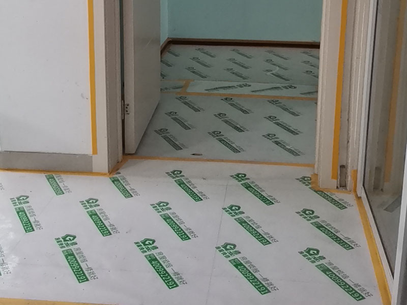 家具地面成品保護：1、墻地面瓷磚，在鋪貼未干固的情況下，不要急于勾縫，以免人為的造成瓷磚松動、高低不平，影響施工效果。 2、地面瓷磚干固前，不要在上面走動、堆放雜物，以免造成瓷磚松動、高低不平。 3、地面瓷磚鋪貼完后，使用成品保護膜覆蓋磚面。 既可以防止裝修時的沙子磨傷地面，同時也能有效的防止油漆涂料等有色液體滴落磚面，造成地面污染。