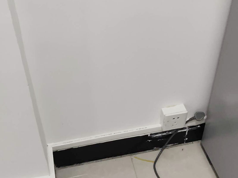 插座開關明裝布線:首先我們要認識插座的明裝和暗裝，明裝的是安裝底盒在墻體表面暴露出來的，暗裝的是把安裝底盒裝在墻體內，表面看不露出部分。根椐底合上的四個固定孔位，在需要安裝的墻面上做好標記，選擇螺絲相同大小的沖擊鉆頭用沖擊鉆在墻上打孔。在孔里打入膨脹螺絲。確定能夠把自攻螺絲牢固的抓住。 用四個自攻螺絲把底盒固定到墻上。