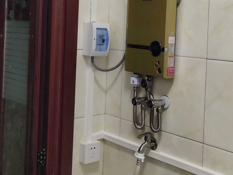 插座開關明裝布線:首先我們要認識插座的明裝和暗裝，明裝的是安裝底盒在墻體表面暴露出來的，暗裝的是把安裝底盒裝在墻體內，表面看不露出部分。根椐底合上的四個固定孔位，在需要安裝的墻面上做好標記，選擇螺絲相同大小的沖擊鉆頭用沖擊鉆在墻上打孔。在孔里打入膨脹螺絲。確定能夠把自攻螺絲牢固的抓住。 用四個自攻螺絲把底盒固定到墻上。