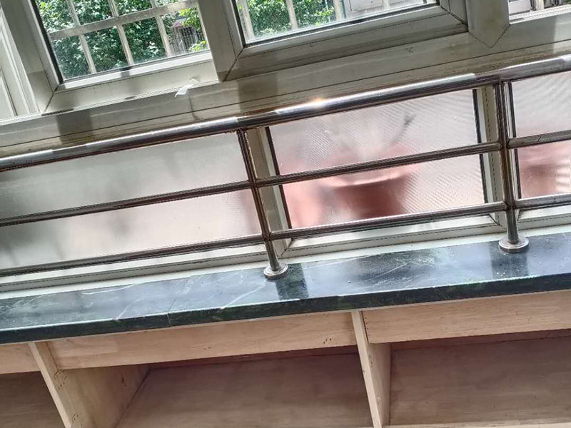 飄窗臺(tái)柜體翻新：大家都喜歡購買那種帶有飄窗的臥室裝修，主要是因?yàn)榭梢园扬h窗設(shè)計(jì)改裝自己理想的圣地。如果我們把飄窗設(shè)計(jì)成溫馨的休息室。中午沒事的時(shí)候，可以躺到這里的小床上休息片刻。 飄窗柜尺寸就要盡可能的小一點(diǎn)。因?yàn)轱h窗柜就用來放一些小東西用的，所以說尺寸小的話，不會(huì)影響到陽光的射入。當(dāng)休息完以后，在飄窗柜里面拿上自己的工作用品，也就可以出發(fā)去工作了。 飄窗不像普通的窗戶一樣，它一般是矩形或者是向外突的。飄窗的三面都是由玻璃組成的，這樣就給房子帶來了充足的陽光的沐浴，采光比較好，也可以開擴(kuò)人們的視野，讓人們的生活更加的豐富多彩。