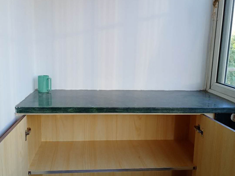 飄窗臺(tái)柜體翻新：大家都喜歡購買那種帶有飄窗的臥室裝修，主要是因?yàn)榭梢园扬h窗設(shè)計(jì)改裝自己理想的圣地。如果我們把飄窗設(shè)計(jì)成溫馨的休息室。中午沒事的時(shí)候，可以躺到這里的小床上休息片刻。 飄窗柜尺寸就要盡可能的小一點(diǎn)。因?yàn)轱h窗柜就用來放一些小東西用的，所以說尺寸小的話，不會(huì)影響到陽光的射入。當(dāng)休息完以后，在飄窗柜里面拿上自己的工作用品，也就可以出發(fā)去工作了。 飄窗不像普通的窗戶一樣，它一般是矩形或者是向外突的。飄窗的三面都是由玻璃組成的，這樣就給房子帶來了充足的陽光的沐浴，采光比較好，也可以開擴(kuò)人們的視野，讓人們的生活更加的豐富多彩。