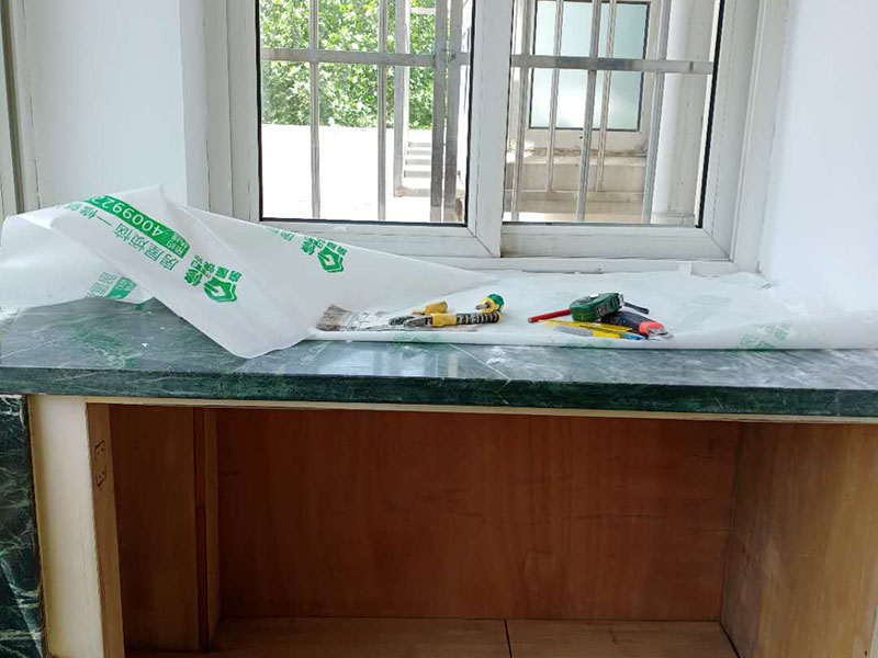 飄窗臺(tái)柜體翻新：大家都喜歡購買那種帶有飄窗的臥室裝修，主要是因?yàn)榭梢园扬h窗設(shè)計(jì)改裝自己理想的圣地。如果我們把飄窗設(shè)計(jì)成溫馨的休息室。中午沒事的時(shí)候，可以躺到這里的小床上休息片刻。 飄窗柜尺寸就要盡可能的小一點(diǎn)。因?yàn)轱h窗柜就用來放一些小東西用的，所以說尺寸小的話，不會(huì)影響到陽光的射入。當(dāng)休息完以后，在飄窗柜里面拿上自己的工作用品，也就可以出發(fā)去工作了。 飄窗不像普通的窗戶一樣，它一般是矩形或者是向外突的。飄窗的三面都是由玻璃組成的，這樣就給房子帶來了充足的陽光的沐浴，采光比較好，也可以開擴(kuò)人們的視野，讓人們的生活更加的豐富多彩。