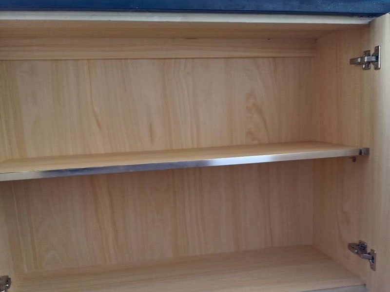 飄窗臺(tái)柜體翻新：大家都喜歡購買那種帶有飄窗的臥室裝修，主要是因?yàn)榭梢园扬h窗設(shè)計(jì)改裝自己理想的圣地。如果我們把飄窗設(shè)計(jì)成溫馨的休息室。中午沒事的時(shí)候，可以躺到這里的小床上休息片刻。 飄窗柜尺寸就要盡可能的小一點(diǎn)。因?yàn)轱h窗柜就用來放一些小東西用的，所以說尺寸小的話，不會(huì)影響到陽光的射入。當(dāng)休息完以后，在飄窗柜里面拿上自己的工作用品，也就可以出發(fā)去工作了。 飄窗不像普通的窗戶一樣，它一般是矩形或者是向外突的。飄窗的三面都是由玻璃組成的，這樣就給房子帶來了充足的陽光的沐浴，采光比較好，也可以開擴(kuò)人們的視野，讓人們的生活更加的豐富多彩。