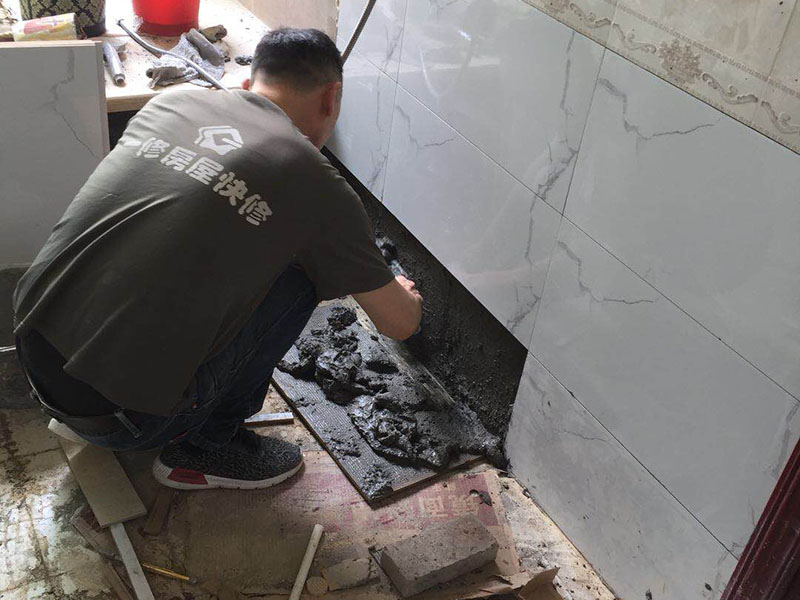 墻面瓷磚局部更換:1、先檢查需要更bai換的瓷磚周圍的瓷磚是否存在空鼓脫du層、是否有暗埋的水電暖管線，如果存在空鼓脫層，建議和開裂的瓷磚一起進(jìn)行鏟除更換，如果需要更換的瓷磚底下有暗埋的水電管管線，在砸磚的時(shí)候應(yīng)避開該區(qū)域。 2、將需要更換的瓷磚與周圍的瓷磚接縫處的填縫劑采用鏟刀或壁紙刀刮除干凈； 　　3、采用切割機(jī)沿需要更換的瓷磚的對角線進(jìn)行切割，注意不要到瓷磚的四個(gè)角（離角10公分左右），然后用錘子從瓷磚的中間砸開，然后用錘子和撬杠逐步從瓷磚的中心部位往四周敲砸瓷磚，直至需要更換的瓷磚全部取下。切割及砸磚的時(shí)，需要注意好力度，防止過猛對其他的部位造成損傷。 　　4、將基層部位松動的水泥砂漿渣土清理干凈，如屬于有防水要求的墻面，對該部位涂刷堵漏靈，然后再進(jìn)行瓷磚的補(bǔ)貼工作。