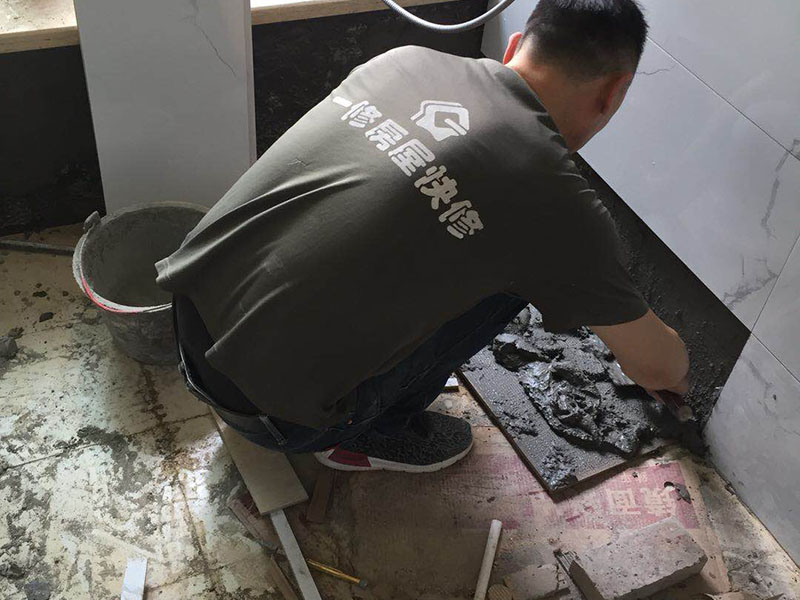 墻面瓷磚局部更換:1、先檢查需要更bai換的瓷磚周圍的瓷磚是否存在空鼓脫du層、是否有暗埋的水電暖管線，如果存在空鼓脫層，建議和開裂的瓷磚一起進(jìn)行鏟除更換，如果需要更換的瓷磚底下有暗埋的水電管管線，在砸磚的時(shí)候應(yīng)避開該區(qū)域。 2、將需要更換的瓷磚與周圍的瓷磚接縫處的填縫劑采用鏟刀或壁紙刀刮除干凈； 　　3、采用切割機(jī)沿需要更換的瓷磚的對角線進(jìn)行切割，注意不要到瓷磚的四個(gè)角（離角10公分左右），然后用錘子從瓷磚的中間砸開，然后用錘子和撬杠逐步從瓷磚的中心部位往四周敲砸瓷磚，直至需要更換的瓷磚全部取下。切割及砸磚的時(shí)，需要注意好力度，防止過猛對其他的部位造成損傷。 　　4、將基層部位松動的水泥砂漿渣土清理干凈，如屬于有防水要求的墻面，對該部位涂刷堵漏靈，然后再進(jìn)行瓷磚的補(bǔ)貼工作。