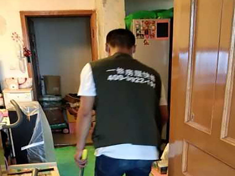 老房墻面翻新保護(hù)：如果原墻是乳膠漆，且基礎(chǔ)強(qiáng)度較好，經(jīng)簡單打毛修補(bǔ)后可以直接刷漆，但要注意不要破壞原墻漆膜的完整性，也不要用比原墻乳膠漆附著力好太多的乳膠漆，否則容易起皮脫落；如果原墻是刮瓷，則必須產(chǎn)掉重做，其實(shí)在這方面只要掌握一個(gè)原則，即同等性質(zhì)才能翻新，否則就必須重來。 如果原墻面的漆已經(jīng)不好了的話，再刷上乳膠漆會(huì)把以前的乳膠漆泡下來，可以選鮮呼吸SBS強(qiáng)力膠、鮮呼吸卓越型白膠，再刮一遍膩?zhàn)哟蚰ズ笤偎⑷槟z漆。另外，如果經(jīng)濟(jì)條件允許，而你對(duì)原墻質(zhì)量又不滿意的話，建議最好重做。因?yàn)閴γ娴奶幚硎钦麄€(gè)裝修過程中最骯臟的部分，千萬不要圖省事，否則以后會(huì)很麻煩。