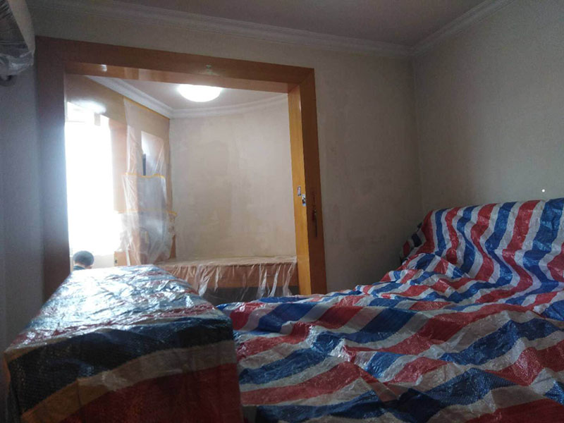 老房墻面翻新保護(hù)：如果原墻是乳膠漆，且基礎(chǔ)強(qiáng)度較好，經(jīng)簡單打毛修補(bǔ)后可以直接刷漆，但要注意不要破壞原墻漆膜的完整性，也不要用比原墻乳膠漆附著力好太多的乳膠漆，否則容易起皮脫落；如果原墻是刮瓷，則必須產(chǎn)掉重做，其實(shí)在這方面只要掌握一個(gè)原則，即同等性質(zhì)才能翻新，否則就必須重來。 如果原墻面的漆已經(jīng)不好了的話，再刷上乳膠漆會(huì)把以前的乳膠漆泡下來，可以選鮮呼吸SBS強(qiáng)力膠、鮮呼吸卓越型白膠，再刮一遍膩?zhàn)哟蚰ズ笤偎⑷槟z漆。另外，如果經(jīng)濟(jì)條件允許，而你對(duì)原墻質(zhì)量又不滿意的話，建議最好重做。因?yàn)閴γ娴奶幚硎钦麄€(gè)裝修過程中最骯臟的部分，千萬不要圖省事，否則以后會(huì)很麻煩。