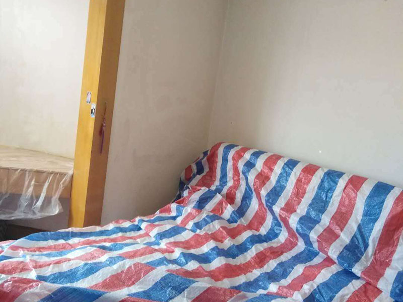 老房墻面翻新保護(hù)：如果原墻是乳膠漆，且基礎(chǔ)強(qiáng)度較好，經(jīng)簡單打毛修補(bǔ)后可以直接刷漆，但要注意不要破壞原墻漆膜的完整性，也不要用比原墻乳膠漆附著力好太多的乳膠漆，否則容易起皮脫落；如果原墻是刮瓷，則必須產(chǎn)掉重做，其實(shí)在這方面只要掌握一個(gè)原則，即同等性質(zhì)才能翻新，否則就必須重來。 如果原墻面的漆已經(jīng)不好了的話，再刷上乳膠漆會(huì)把以前的乳膠漆泡下來，可以選鮮呼吸SBS強(qiáng)力膠、鮮呼吸卓越型白膠，再刮一遍膩?zhàn)哟蚰ズ笤偎⑷槟z漆。另外，如果經(jīng)濟(jì)條件允許，而你對(duì)原墻質(zhì)量又不滿意的話，建議最好重做。因?yàn)閴γ娴奶幚硎钦麄€(gè)裝修過程中最骯臟的部分，千萬不要圖省事，否則以后會(huì)很麻煩。