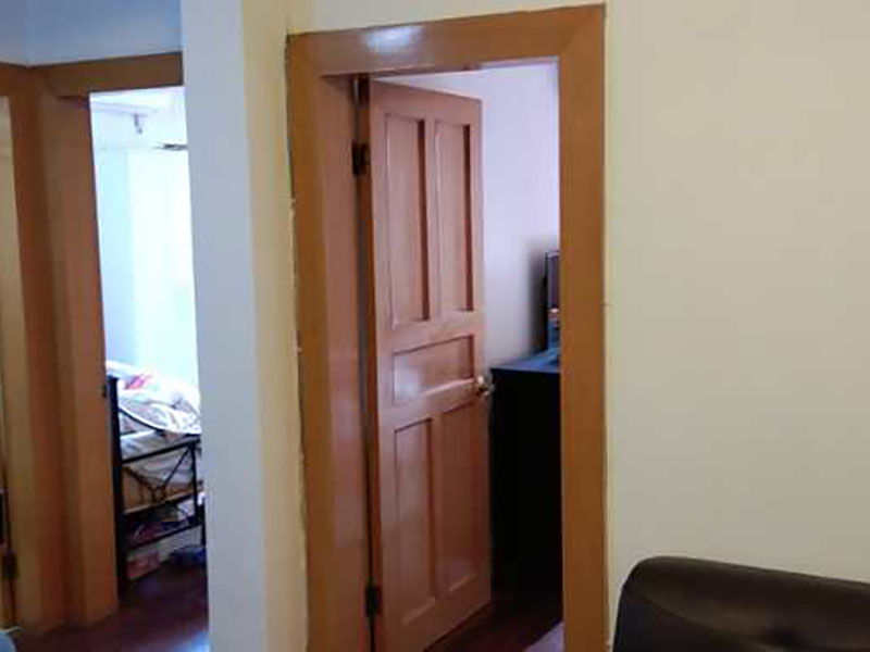 老房墻面翻新保護(hù)：如果原墻是乳膠漆，且基礎(chǔ)強(qiáng)度較好，經(jīng)簡單打毛修補(bǔ)后可以直接刷漆，但要注意不要破壞原墻漆膜的完整性，也不要用比原墻乳膠漆附著力好太多的乳膠漆，否則容易起皮脫落；如果原墻是刮瓷，則必須產(chǎn)掉重做，其實(shí)在這方面只要掌握一個(gè)原則，即同等性質(zhì)才能翻新，否則就必須重來。 如果原墻面的漆已經(jīng)不好了的話，再刷上乳膠漆會(huì)把以前的乳膠漆泡下來，可以選鮮呼吸SBS強(qiáng)力膠、鮮呼吸卓越型白膠，再刮一遍膩?zhàn)哟蚰ズ笤偎⑷槟z漆。另外，如果經(jīng)濟(jì)條件允許，而你對(duì)原墻質(zhì)量又不滿意的話，建議最好重做。因?yàn)閴γ娴奶幚硎钦麄€(gè)裝修過程中最骯臟的部分，千萬不要圖省事，否則以后會(huì)很麻煩。