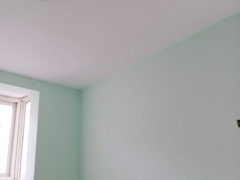 墻面乳膠漆粉刷：在裝修前，施工人員都要提前做好油漆的準(zhǔn)備工作，一般包括油漆涂漆環(huán)境的清理、家具的保護措施等，比如在門、窗框最好粘貼一層分色紙，木柜、隔板的家具外面最好有一層報紙包裹著，這樣就可以避免油漆滴落在家具表面被弄臟的情況發(fā)生。在對油漆施工完后，為了讓墻面保持光滑，我們需要對墻面進行打磨，在墻面打磨的時候，我們可以用手觸摸墻面，看看墻面是否光滑，然后在用質(zhì)地較松軟的膩子進行再次處理，然后在清掃一遍墻面。施工人員在完成了上述步驟后，業(yè)主就可以驗收啦，在驗收時，一定要仔細(xì)檢查墻面以及墻面周圍是否干凈清潔，還有其他的地方是否有油漆的痕跡等。