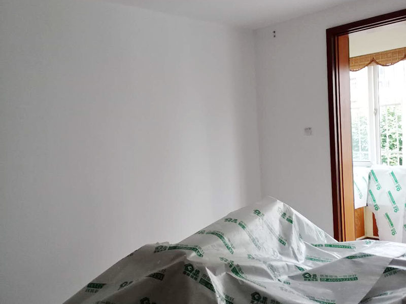 墻面乳膠漆粉刷：在裝修前，施工人員都要提前做好油漆的準(zhǔn)備工作，一般包括油漆涂漆環(huán)境的清理、家具的保護措施等，比如在門、窗框最好粘貼一層分色紙，木柜、隔板的家具外面最好有一層報紙包裹著，這樣就可以避免油漆滴落在家具表面被弄臟的情況發(fā)生。在對油漆施工完后，為了讓墻面保持光滑，我們需要對墻面進行打磨，在墻面打磨的時候，我們可以用手觸摸墻面，看看墻面是否光滑，然后在用質(zhì)地較松軟的膩子進行再次處理，然后在清掃一遍墻面。施工人員在完成了上述步驟后，業(yè)主就可以驗收啦，在驗收時，一定要仔細(xì)檢查墻面以及墻面周圍是否干凈清潔，還有其他的地方是否有油漆的痕跡等。