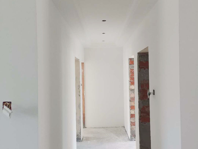 全屋墻面翻新：舊墻的基本處理包括清理舊墻面原有的乳膠漆和膩子層的鏟除、木裝修、其他表面裝飾物（如壁紙）的拆除，如果只是裝修了一兩年的墻面，墻面的膩子可以不用鏟除，用鋼刷和砂紙打磨墻面后就可以重新涂刷乳膠漆，如果裝修時間較長的就需要將膩子層鏟除后再進行后續(xù)工序。切記舊墻面一定要進行處理，不能直接涂刷，粉化嚴重的墻面要鏟除后，抹上一層白水泥，再進行涂刷。 墻面涂刷底漆的作用是抗堿防潮、封固基材、保護面漆，提高面漆的質(zhì)感和遮蓋力。如果沒有刷底漆就直接上面漆的話，時間一長墻面就容易起泡、發(fā)霉，經(jīng)陽光長時間照射也會發(fā)生墻面變色的情況。 在墻面修補時，我們要盡量避免色差，因此要注意按照油漆桶的配比、涂刷，最好估算好用量。一次準備好足夠的量，這樣才能保證墻面顏色的一致，也能避免用量不足重新調(diào)配出的顏色有差異。