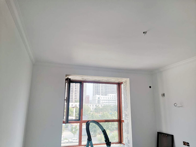 全屋墻面翻新：舊墻的基本處理包括清理舊墻面原有的乳膠漆和膩子層的鏟除、木裝修、其他表面裝飾物（如壁紙）的拆除，如果只是裝修了一兩年的墻面，墻面的膩子可以不用鏟除，用鋼刷和砂紙打磨墻面后就可以重新涂刷乳膠漆，如果裝修時間較長的就需要將膩子層鏟除后再進行后續(xù)工序。切記舊墻面一定要進行處理，不能直接涂刷，粉化嚴重的墻面要鏟除后，抹上一層白水泥，再進行涂刷。 墻面涂刷底漆的作用是抗堿防潮、封固基材、保護面漆，提高面漆的質(zhì)感和遮蓋力。如果沒有刷底漆就直接上面漆的話，時間一長墻面就容易起泡、發(fā)霉，經(jīng)陽光長時間照射也會發(fā)生墻面變色的情況。 在墻面修補時，我們要盡量避免色差，因此要注意按照油漆桶的配比、涂刷，最好估算好用量。一次準備好足夠的量，這樣才能保證墻面顏色的一致，也能避免用量不足重新調(diào)配出的顏色有差異。