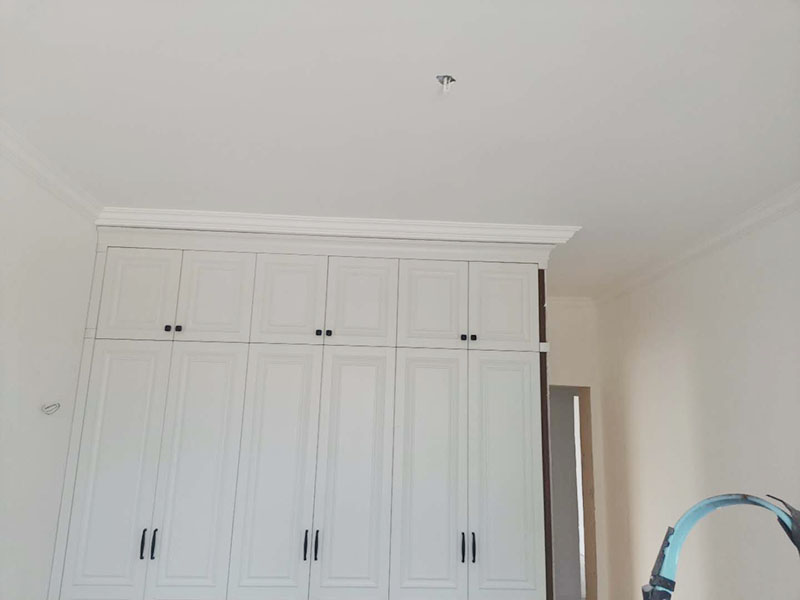 全屋墻面翻新：舊墻的基本處理包括清理舊墻面原有的乳膠漆和膩子層的鏟除、木裝修、其他表面裝飾物（如壁紙）的拆除，如果只是裝修了一兩年的墻面，墻面的膩子可以不用鏟除，用鋼刷和砂紙打磨墻面后就可以重新涂刷乳膠漆，如果裝修時間較長的就需要將膩子層鏟除后再進行后續(xù)工序。切記舊墻面一定要進行處理，不能直接涂刷，粉化嚴重的墻面要鏟除后，抹上一層白水泥，再進行涂刷。 墻面涂刷底漆的作用是抗堿防潮、封固基材、保護面漆，提高面漆的質(zhì)感和遮蓋力。如果沒有刷底漆就直接上面漆的話，時間一長墻面就容易起泡、發(fā)霉，經(jīng)陽光長時間照射也會發(fā)生墻面變色的情況。 在墻面修補時，我們要盡量避免色差，因此要注意按照油漆桶的配比、涂刷，最好估算好用量。一次準備好足夠的量，這樣才能保證墻面顏色的一致，也能避免用量不足重新調(diào)配出的顏色有差異。