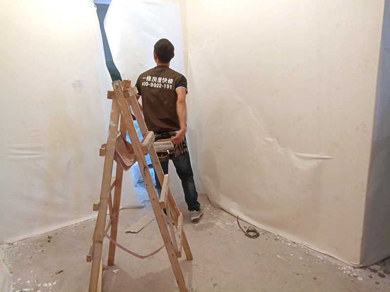 墻紙墻布鋪貼：首先，要將其表皮給鏟除干凈平整，這樣做的目的是為了接下來更好的進(jìn)行墻紙的鋪貼;其次，還需要對墻面進(jìn)行一次基層的處理，一般都會在墻面涂刷一層膜或者是清漆，這樣可以更好的將墻紙與墻面分開，并有效的保護(hù)墻面;再者，就是要對墻面進(jìn)行兩次刮膩子的舉措，等膩子曬干了之后，用砂紙打磨墻面，將參差不齊的顆粒給抹掉，使它變得足夠的光滑、平整;最后，就是封面油了，只要用清油將墻面均勻的涂抹干凈，但切忌不能涂得太厚，這樣會比較不好放置墻紙。 緊接著，將墻紙按照流水號給擺放好，并測量一下墻面的高度。然后，依據(jù)墻體的高度上下留大概五公分的位置進(jìn)行裁剪，需要特別注意的是裁剪時一定不要過于著急，一次剪裁一卷墻紙即可，以防出現(xiàn)質(zhì)量問題或者其他情況時不好更換。 如果是采用無紡布墻紙加水應(yīng)該均勻的在墻面上涂刷，厚度大概在2厘米左右，不可以將膠水直接刷在無紡布的背面，更不能使用水將他浸泡，無紡布與一般的墻紙不同，它要使用的膠水濃度應(yīng)該更濃、更厚。