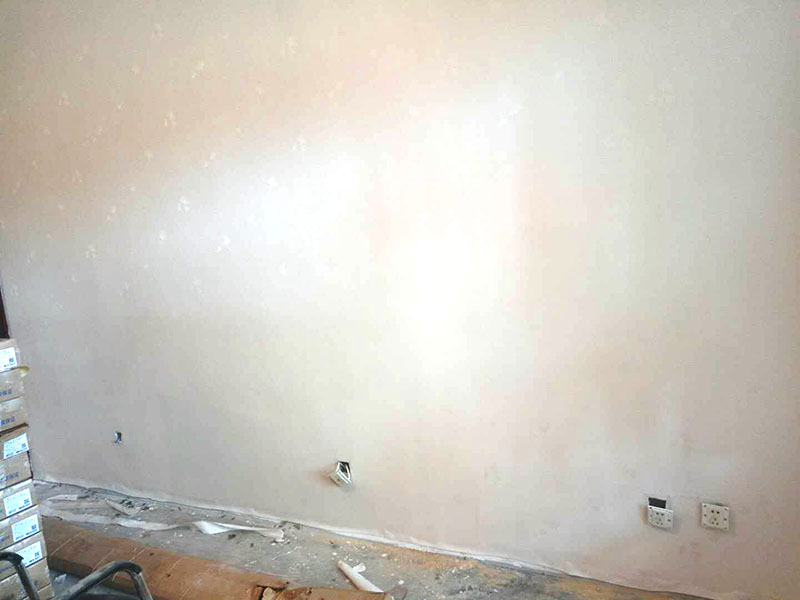 墻紙墻布鋪貼：首先，要將其表皮給鏟除干凈平整，這樣做的目的是為了接下來更好的進(jìn)行墻紙的鋪貼;其次，還需要對墻面進(jìn)行一次基層的處理，一般都會在墻面涂刷一層膜或者是清漆，這樣可以更好的將墻紙與墻面分開，并有效的保護(hù)墻面;再者，就是要對墻面進(jìn)行兩次刮膩子的舉措，等膩子曬干了之后，用砂紙打磨墻面，將參差不齊的顆粒給抹掉，使它變得足夠的光滑、平整;最后，就是封面油了，只要用清油將墻面均勻的涂抹干凈，但切忌不能涂得太厚，這樣會比較不好放置墻紙。 緊接著，將墻紙按照流水號給擺放好，并測量一下墻面的高度。然后，依據(jù)墻體的高度上下留大概五公分的位置進(jìn)行裁剪，需要特別注意的是裁剪時一定不要過于著急，一次剪裁一卷墻紙即可，以防出現(xiàn)質(zhì)量問題或者其他情況時不好更換。 如果是采用無紡布墻紙加水應(yīng)該均勻的在墻面上涂刷，厚度大概在2厘米左右，不可以將膠水直接刷在無紡布的背面，更不能使用水將他浸泡，無紡布與一般的墻紙不同，它要使用的膠水濃度應(yīng)該更濃、更厚。