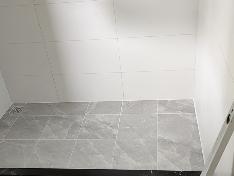 衛(wèi)生間貼磚裝修：衛(wèi)生間墻磚的規(guī)格一定要與鋪貼面積協(xié)調(diào)衛(wèi)生間墻磚的規(guī)格不宜過(guò)大,規(guī)格過(guò)大的墻磚會(huì)給人一種不協(xié)調(diào)的感覺(jué),而小尺寸的墻磚裝飾效果則更好,在一定程度上可以增加衛(wèi)生間的空間感。 在進(jìn)行衛(wèi)生間墻磚鋪貼之前一定要做好排磚方案鋪貼前一定要做排磚方案,盡量不要出現(xiàn)小于墻磚三分之一的窄列。確須切割,瓷磚經(jīng)過(guò)切割后以剩下大于三分之二的為宜。 了解水電布線(xiàn)走向在鋪貼之前一定要記住墻面水管電線(xiàn)的走向,最好將電路、水路的走線(xiàn)圖保存好。而且一定要進(jìn)行一次閉水、閉電實(shí)驗(yàn),以免出現(xiàn)漏水、漏電的情況。