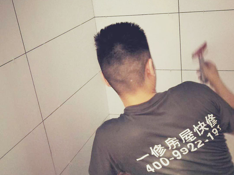 衛(wèi)生間貼磚裝修：衛(wèi)生間墻磚的規(guī)格一定要與鋪貼面積協(xié)調(diào)衛(wèi)生間墻磚的規(guī)格不宜過(guò)大,規(guī)格過(guò)大的墻磚會(huì)給人一種不協(xié)調(diào)的感覺(jué),而小尺寸的墻磚裝飾效果則更好,在一定程度上可以增加衛(wèi)生間的空間感。 在進(jìn)行衛(wèi)生間墻磚鋪貼之前一定要做好排磚方案鋪貼前一定要做排磚方案,盡量不要出現(xiàn)小于墻磚三分之一的窄列。確須切割,瓷磚經(jīng)過(guò)切割后以剩下大于三分之二的為宜。 了解水電布線(xiàn)走向在鋪貼之前一定要記住墻面水管電線(xiàn)的走向,最好將電路、水路的走線(xiàn)圖保存好。而且一定要進(jìn)行一次閉水、閉電實(shí)驗(yàn),以免出現(xiàn)漏水、漏電的情況。