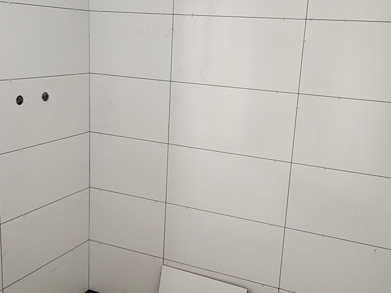 衛(wèi)生間貼磚裝修：衛(wèi)生間墻磚的規(guī)格一定要與鋪貼面積協(xié)調(diào)衛(wèi)生間墻磚的規(guī)格不宜過(guò)大,規(guī)格過(guò)大的墻磚會(huì)給人一種不協(xié)調(diào)的感覺(jué),而小尺寸的墻磚裝飾效果則更好,在一定程度上可以增加衛(wèi)生間的空間感。 在進(jìn)行衛(wèi)生間墻磚鋪貼之前一定要做好排磚方案鋪貼前一定要做排磚方案,盡量不要出現(xiàn)小于墻磚三分之一的窄列。確須切割,瓷磚經(jīng)過(guò)切割后以剩下大于三分之二的為宜。 了解水電布線(xiàn)走向在鋪貼之前一定要記住墻面水管電線(xiàn)的走向,最好將電路、水路的走線(xiàn)圖保存好。而且一定要進(jìn)行一次閉水、閉電實(shí)驗(yàn),以免出現(xiàn)漏水、漏電的情況。