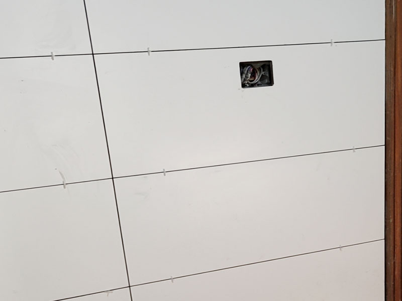 衛(wèi)生間貼磚裝修：衛(wèi)生間墻磚的規(guī)格一定要與鋪貼面積協(xié)調(diào)衛(wèi)生間墻磚的規(guī)格不宜過(guò)大,規(guī)格過(guò)大的墻磚會(huì)給人一種不協(xié)調(diào)的感覺(jué),而小尺寸的墻磚裝飾效果則更好,在一定程度上可以增加衛(wèi)生間的空間感。 在進(jìn)行衛(wèi)生間墻磚鋪貼之前一定要做好排磚方案鋪貼前一定要做排磚方案,盡量不要出現(xiàn)小于墻磚三分之一的窄列。確須切割,瓷磚經(jīng)過(guò)切割后以剩下大于三分之二的為宜。 了解水電布線(xiàn)走向在鋪貼之前一定要記住墻面水管電線(xiàn)的走向,最好將電路、水路的走線(xiàn)圖保存好。而且一定要進(jìn)行一次閉水、閉電實(shí)驗(yàn),以免出現(xiàn)漏水、漏電的情況。