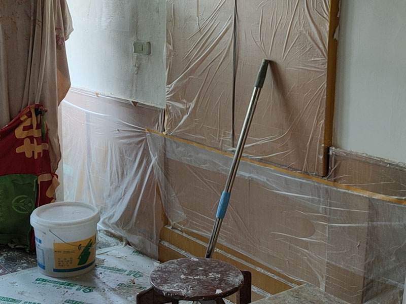 墻面粉刷維修：在舊墻面上重新刷乳膠漆之前，一般先要對舊墻上的油污、浮灰、空鼓或裂紋等做處理，清除浮灰，鏟除起砂翹皮等部位，對油污的部位，應(yīng)先將原有涂層鏟除，不能鏟除應(yīng)徹底清洗干凈，墻面清理完畢，在用膩子批刮兩道。 選用顆粒細(xì)度較高和質(zhì)地較硬的膩子為佳，也可以在膩子里增添加一定的白乳膠，可以提高膩子的硬度。盡量用較細(xì)的砂紙，通常質(zhì)地較松軟的膩子用400-500號的砂紙，質(zhì)地較硬的用360-400號為佳，假如砂紙?zhí)值脑挄粝潞苌畹纳昂?，刷漆是掩蓋不掉的。打磨結(jié)束必定。 墻面底漆很重要，特別對舊墻刷新來說，如果直接上面漆墻面容易起泡發(fā)霉，日照久了墻面顏色也容易出現(xiàn)變化。刷底漆時一定要注意刷勻，確保墻面每個地方都刷到。刷底漆時滾筒選擇也很重要，不好的滾筒涂刷效果較差，會直接影響到面漆效果。