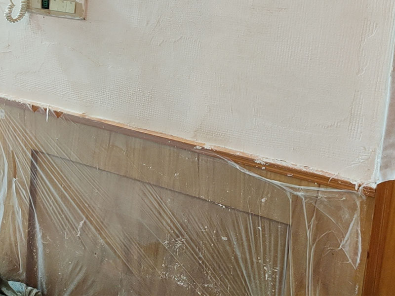 墻面粉刷維修：在舊墻面上重新刷乳膠漆之前，一般先要對舊墻上的油污、浮灰、空鼓或裂紋等做處理，清除浮灰，鏟除起砂翹皮等部位，對油污的部位，應(yīng)先將原有涂層鏟除，不能鏟除應(yīng)徹底清洗干凈，墻面清理完畢，在用膩子批刮兩道。 選用顆粒細(xì)度較高和質(zhì)地較硬的膩子為佳，也可以在膩子里增添加一定的白乳膠，可以提高膩子的硬度。盡量用較細(xì)的砂紙，通常質(zhì)地較松軟的膩子用400-500號的砂紙，質(zhì)地較硬的用360-400號為佳，假如砂紙?zhí)值脑挄粝潞苌畹纳昂郏⑵崾茄谏w不掉的。打磨結(jié)束必定。 墻面底漆很重要，特別對舊墻刷新來說，如果直接上面漆墻面容易起泡發(fā)霉，日照久了墻面顏色也容易出現(xiàn)變化。刷底漆時一定要注意刷勻，確保墻面每個地方都刷到。刷底漆時滾筒選擇也很重要，不好的滾筒涂刷效果較差，會直接影響到面漆效果。