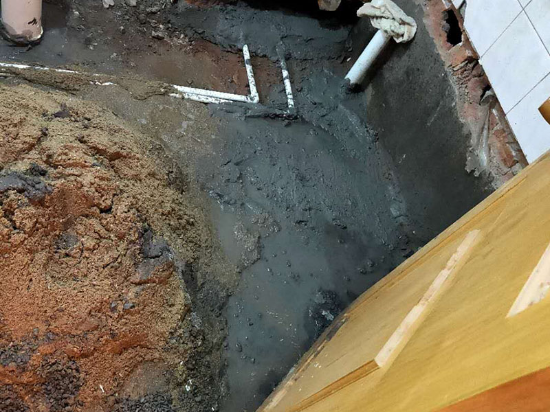 衛(wèi)生間防水找平：在進(jìn)行防水處理之前，一定先找平地面du。找平層施工方法：基面有空隙、裂縫、不平等缺陷的，用水泥砂漿修補(bǔ)抹平。使基面必須堅(jiān)固、平整、干凈、無(wú)灰塵、油膩、蠟、脫模劑等以及其他碎屑物質(zhì)。找平層干燥后方可進(jìn)行防水層施工，施工期間應(yīng)防火、防水。防水層完成后，要進(jìn)行成品保護(hù)，不得上人走動(dòng)。