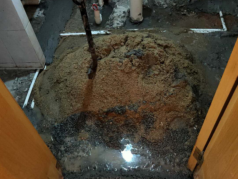 衛(wèi)生間防水找平：在進(jìn)行防水處理之前，一定先找平地面du。找平層施工方法：基面有空隙、裂縫、不平等缺陷的，用水泥砂漿修補(bǔ)抹平。使基面必須堅(jiān)固、平整、干凈、無(wú)灰塵、油膩、蠟、脫模劑等以及其他碎屑物質(zhì)。找平層干燥后方可進(jìn)行防水層施工，施工期間應(yīng)防火、防水。防水層完成后，要進(jìn)行成品保護(hù)，不得上人走動(dòng)。