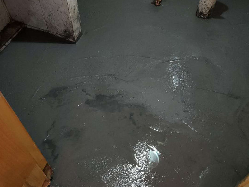 衛(wèi)生間防水找平：在進(jìn)行防水處理之前，一定先找平地面du。找平層施工方法：基面有空隙、裂縫、不平等缺陷的，用水泥砂漿修補(bǔ)抹平。使基面必須堅(jiān)固、平整、干凈、無(wú)灰塵、油膩、蠟、脫模劑等以及其他碎屑物質(zhì)。找平層干燥后方可進(jìn)行防水層施工，施工期間應(yīng)防火、防水。防水層完成后，要進(jìn)行成品保護(hù)，不得上人走動(dòng)。