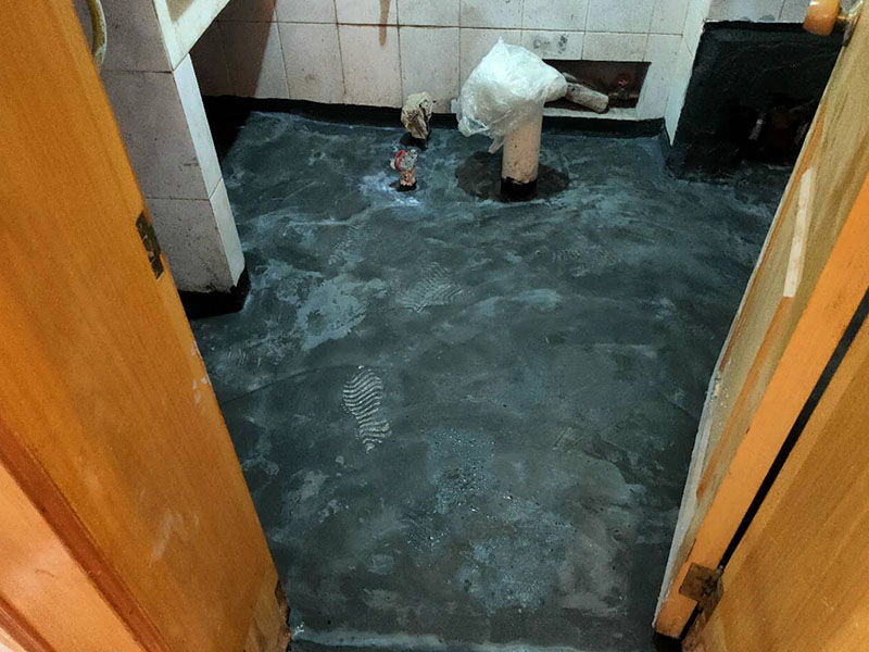 衛(wèi)生間防水找平：在進(jìn)行防水處理之前，一定先找平地面du。找平層施工方法：基面有空隙、裂縫、不平等缺陷的，用水泥砂漿修補(bǔ)抹平。使基面必須堅(jiān)固、平整、干凈、無(wú)灰塵、油膩、蠟、脫模劑等以及其他碎屑物質(zhì)。找平層干燥后方可進(jìn)行防水層施工，施工期間應(yīng)防火、防水。防水層完成后，要進(jìn)行成品保護(hù)，不得上人走動(dòng)。