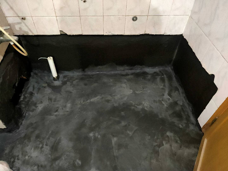 衛(wèi)生間防水找平：在進(jìn)行防水處理之前，一定先找平地面du。找平層施工方法：基面有空隙、裂縫、不平等缺陷的，用水泥砂漿修補(bǔ)抹平。使基面必須堅(jiān)固、平整、干凈、無(wú)灰塵、油膩、蠟、脫模劑等以及其他碎屑物質(zhì)。找平層干燥后方可進(jìn)行防水層施工，施工期間應(yīng)防火、防水。防水層完成后，要進(jìn)行成品保護(hù)，不得上人走動(dòng)。